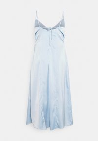 Vestido de cetim azul claro com alças finas, um detalhe de laço na frente e uma silhueta fluida. Textura suave com um brilho discreto.