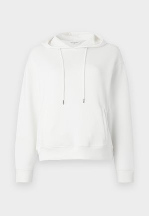 Balts kapucis džemperis, izgatavots no mīkstas auduma. Iekļauj priekšējo kabatu, auklas ar metāla galiem un diskrētu logotipa izšuvumu.