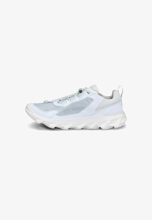 Chaussure de sport bleu clair avec tige en mesh, détails texturés, bout arrondi et semelle extérieure blanche épaisse présentant des motifs angulaires pour une meilleure traction.