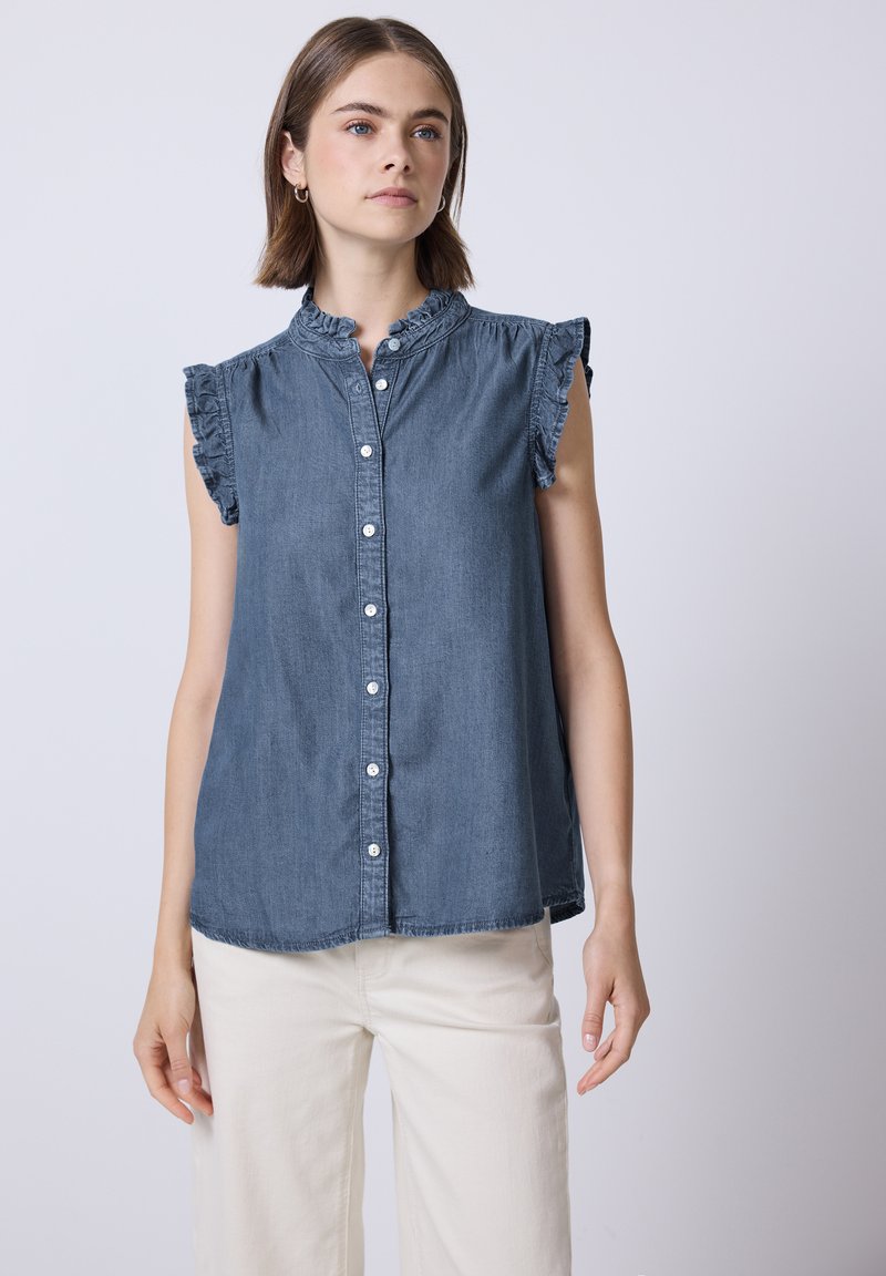 Camicia senza maniche in denim scuro con colletto arricciato, bottoni frontali e cuciture delle spalle arricciate. Tessuto liscio, vestibilità rilassata.