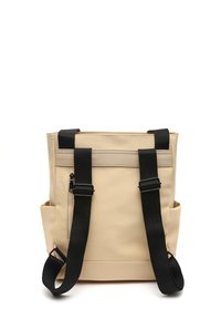 Zaino in ecopelle beige con spallacci neri, tasche laterali e scomparto con cerniera. Texture liscia e costruzione robusta.