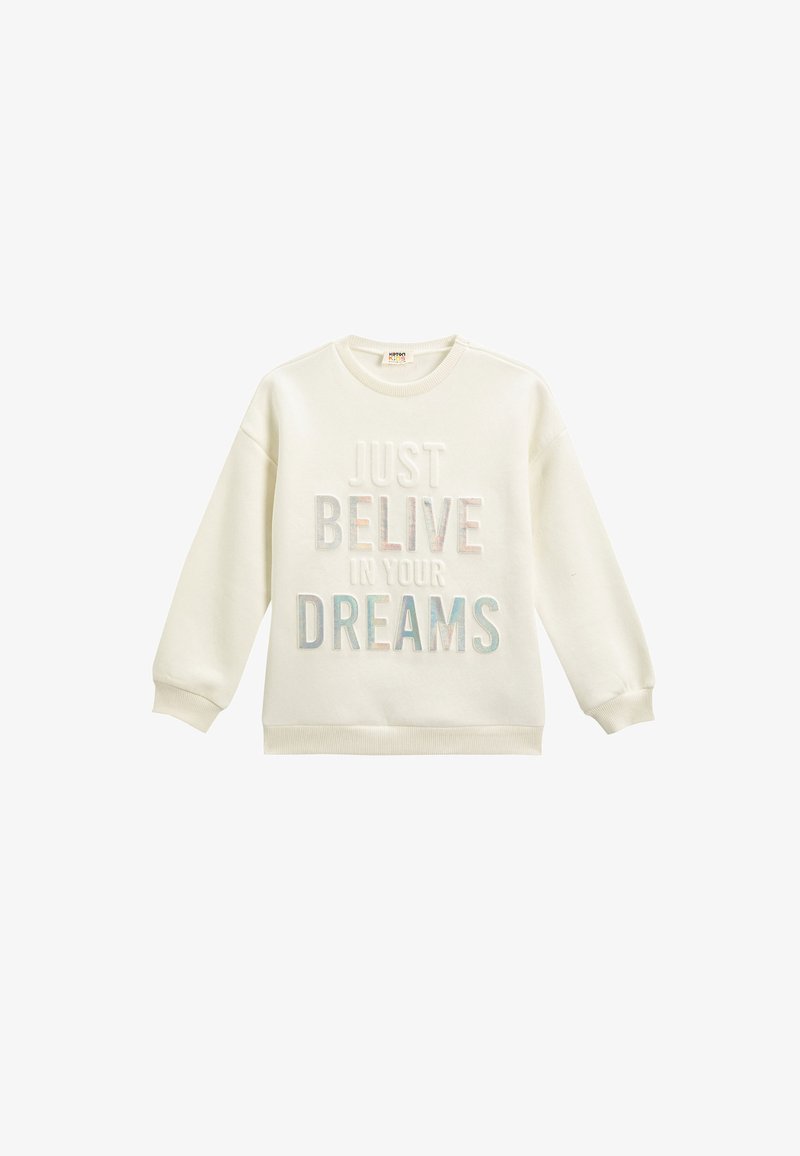 Biała bluza z okrągłym dekoltem, z wypukłym iryzującym napisem "PO PROSTU WIERZ W SWOJE MARZENIA". Miękki, przypominający bawełnę materiał.