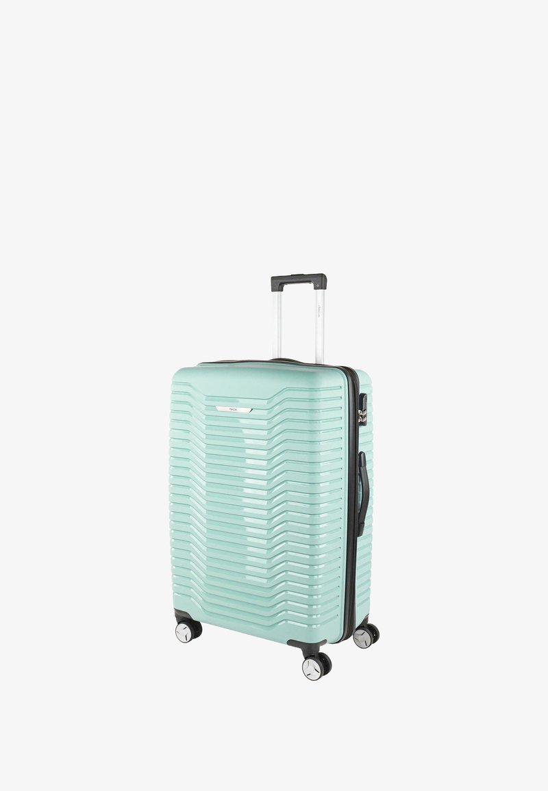 Maleta rígida de color azul claro con ranuras horizontales texturizadas, cuatro ruedas giratorias, un asa lateral y un asa telescópica para tirar.