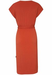 Robe texturée couleur rouille, longueur genou, manches courtes et ceinture assortie en tissu à la taille.