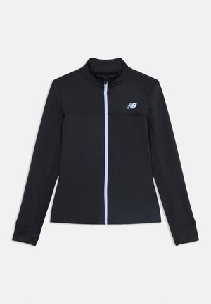 Μαύρο αθλητικό μπουφάν με μακριά μανίκια, λευκό φερμουάρ στο μπροστινό μέρος και μικρό λευκό λογότυπο New Balance στο αριστερό στήθος.