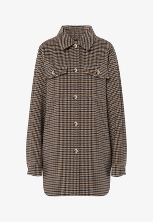 Cappotto marrone e blu a motivo pied de poule, maniche lunghe, con chiusura frontale a bottoni e tasche con patta sul petto.