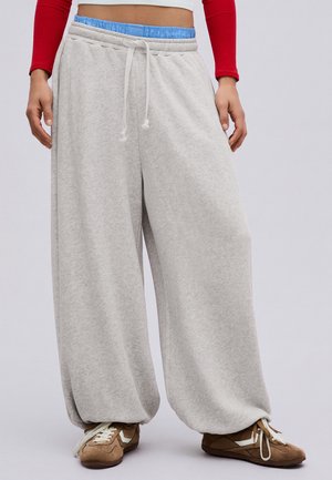 Bershka BALLOON JOGGER - TRACKSUIT BOTTOMS - Pantalon de survêtement - grey
