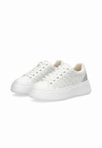 Baskets blanches avec une tige texturée présentant un motif subtil, un bout arrondi et une semelle en caoutchouc épaisse, rehaussées de détails argentés et de lacets.