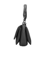 Sac à main en cuir noir avec une base arrondie et un design pliable unique. Il dispose d'une bandoulière amovible avec des accessoires en métal pour l'attache.