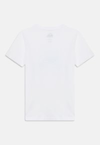 Απλό λευκό κοντομάνικο T-shirt εμφανιζόμενο από πίσω με στρογγυλή λαιμόκοψη και διακριτική εκτυπωμένη ετικέτα κοντά στον γιακά.