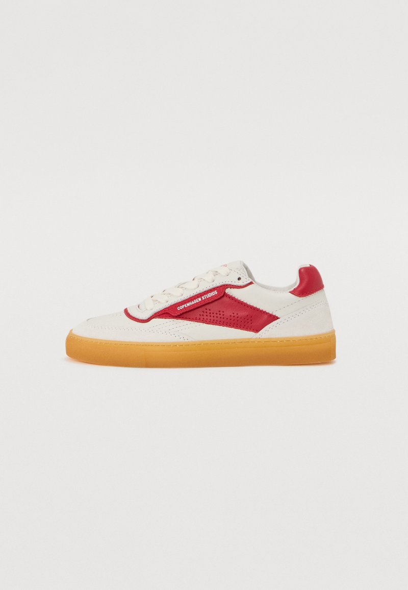 Hvite sneakers med røde detaljer, med en glatt skinn-overdel, perforerte detaljer, gummiersåle og kontrastfarget gummiyttersåle.
