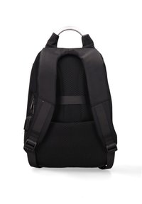 Zaino nero con schienale in rete, spallacci imbottiti, maniglia superiore e tasca laterale con zip. Texture della stoffa liscia con accessori hardware minimi.