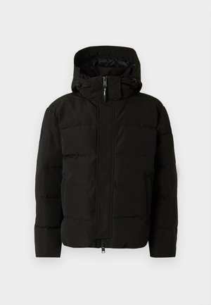 Giacca a vento nera con cappuccio, dotata di zip frontale, cordini elastici e design trapuntato per l'isolamento. Texture liscia.