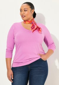 Fialový dlouhý rukáv V-krk top vyrobený z měkké tkaniny, s uvolněným střihem. Ozdobený živou vzorovanou šálou kolem krku.