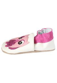 Lederpantoffel mit einem rosa Schweinmotiv auf weißem Hintergrund, einem weichen rosafarbenen Wildlederkragen und einer beigen Sohle.
