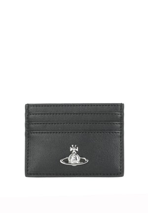 Porta carte in pelle nera con quattro scomparti per carte e logo a forma di globo e anello argentati centrato sulla parte anteriore.