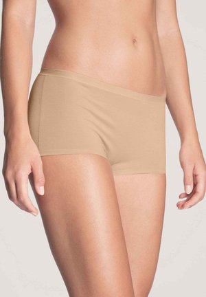 Beige katoenen boxershorts met een naadloos ontwerp, zachte textuur en een lage taille, met een gladde tailleband zonder zichtbare stiksels.