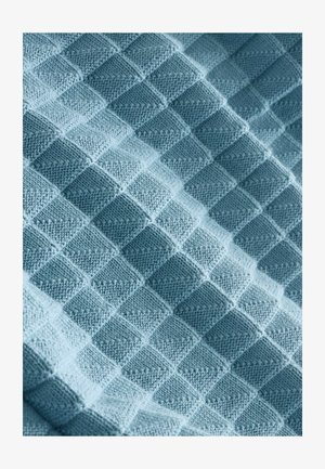 Strickstoff in Hellblau, mit einem strukturierten Muster aus erhabenen Quadraten und Rauten, das eine weiche, warme und taktile Qualität zeigt.