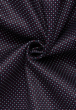 Tessuto blu navy con una fine texture, caratterizzato da un motivo di piccoli punti rossi e bianchi disposti uniformemente sulla superficie.