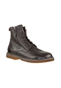 Stivale alla caviglia in pelle nera con finitura testurizzata, dotato di zip frontale, design con lacci e suola in gomma marrone a contrasto.