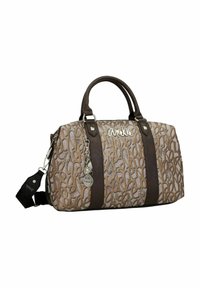 Sac à main marron à motifs avec un design structuré, présentant des accents en cuir et un pendentif décoratif. Comprend des poignées courtes et une bandoulière amovible.