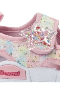 Zapatilla infantil rosa con un charm en forma de estrella lleno de purpurina colorida y estrellas brillantes, que cuenta con una suela suave y acolchada.