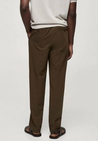 Mango Oblekové nohavice - brown