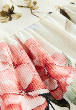 Bloemenjurkstof met roze en rode bloemen op een crèmekleurige achtergrond met gestructureerde ribbels en groene blaadjes als accenten.