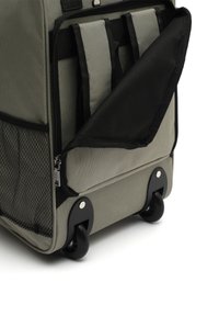 Riedantis bagažas alyvuogių žalios spalvos audinyje, su juodu tinklinio kišene ir užtrauktuko detalėmis, lygiais juodais ratukais ir sustiprintu dugnu.