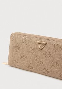 Beige texturen portemonnee met geperforeerde patronen, voorzien van een gouden driehoekig logoplakket en een rits aan de bovenkant.