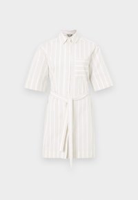 Abito camicia a maniche corte di colore bianco con strisce verticali marrone chiaro. Presenta una chiusura con bottoni sul davanti, colletto e una vita legata. Include una tasca sul petto.