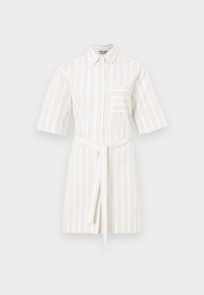 Lühikeste varrukatega kleit valge värviga, millel on heleda pruuni vertikaalsed triibud. Omab nööpidega eesmist sulgemist, kraed ja seotavat vööd. Mugavuse huvides on kleidil ka rinna tasku.