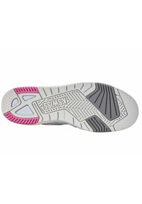 Suola di una sneaker con un design flessibile e texturizzato in grigio, con accenti rosa e viola, e un battistrada a motivo per una migliore aderenza.