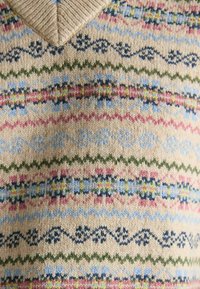 Beige gestrickter Pullover mit mehrfarbigen horizontalen Mustern in Blau, Rosa, Grün und Gelb, mit einem V-Ausschnitt.