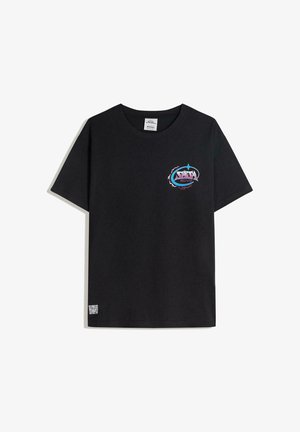 Črna bombažna majica s kratkimi rokavi z barvnim grafičnim logotipom na levi strani prsnega koša. Majica ima kratke rokave in pravokotni rob z majhno etiketo z QR kodo na dnu.