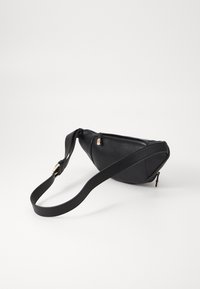Borsa in pelle nera dalla forma curvilinea, con una texture liscia, una singola tracolla regolabile e una chiusura con zip arricchita da un accento dorato.