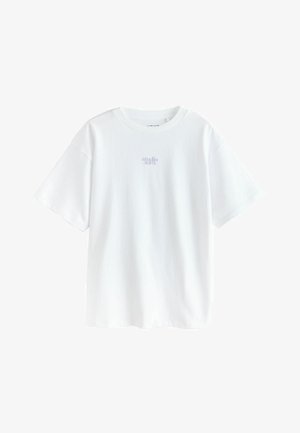 Weißes kurzärmeliges T-Shirt mit Rundhalsausschnitt und kleinem hellviolettem "studio aura"-Text, zentriert auf der Brust.