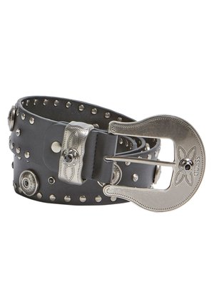 Ceinture en cuir noire avec clous argentés, boucle décorative argentée gravée d'un motif floral et du nom de la marque "GUESS".