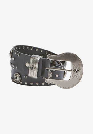Ceinture en cuir noire avec clous argentés, boucle décorative argentée gravée d'un motif floral et du nom de la marque "GUESS".