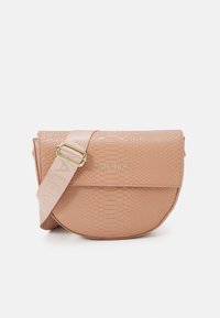 Valentino korsettväska i ljusrosa texturerat läder med en halvmåneform, utrustad med en guldfärgad logotyp och ett brett, justerbart band.