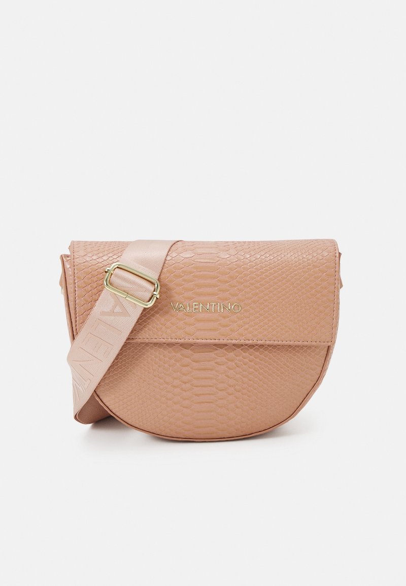 Valentino korsettväska i ljusrosa texturerat läder med en halvmåneform, utrustad med en guldfärgad logotyp och ett brett, justerbart band.