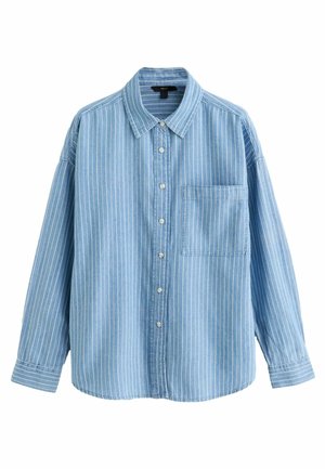 Chemise à manches longues bleu clair avec des rayures blanches verticales et une seule poche poitrine, présentée sur un fond blanc.