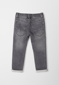 Grijze denim jeans met een zachte textuur, voorzien van een elastische tailleband, taps toelopende pijpen en twee achterzakken met stikdetails. Omgeslagen broekspijpen.