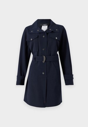 Marineblå trench coat med bælte, knaplukning foran, to brystlommer og manchetter på ærmerne. Fremstillet af glat stof med en struktureret design.