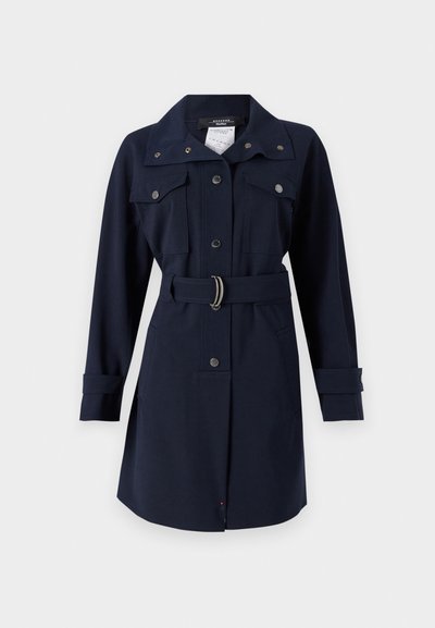 Marineblauer Trenchcoat mit Gürtel, knöpfbarer Vorderseite, zwei Brusttaschen und umgeschlagenen Ärmeln. Hergestellt aus glattem Stoff mit strukturiertem Design.
