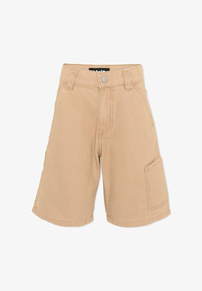 Shorts beige à longueur genou avec fermeture à boutons, passants pour ceinture, poches avant et une poche plaquée sur le côté de la jambe droite.