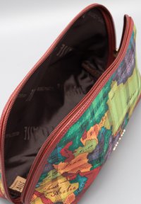 Bustina colorata con design mappa in verde, rosso, giallo e viola, esterno liscio e interno in tessuto marrone. Chiusura con cerniera.