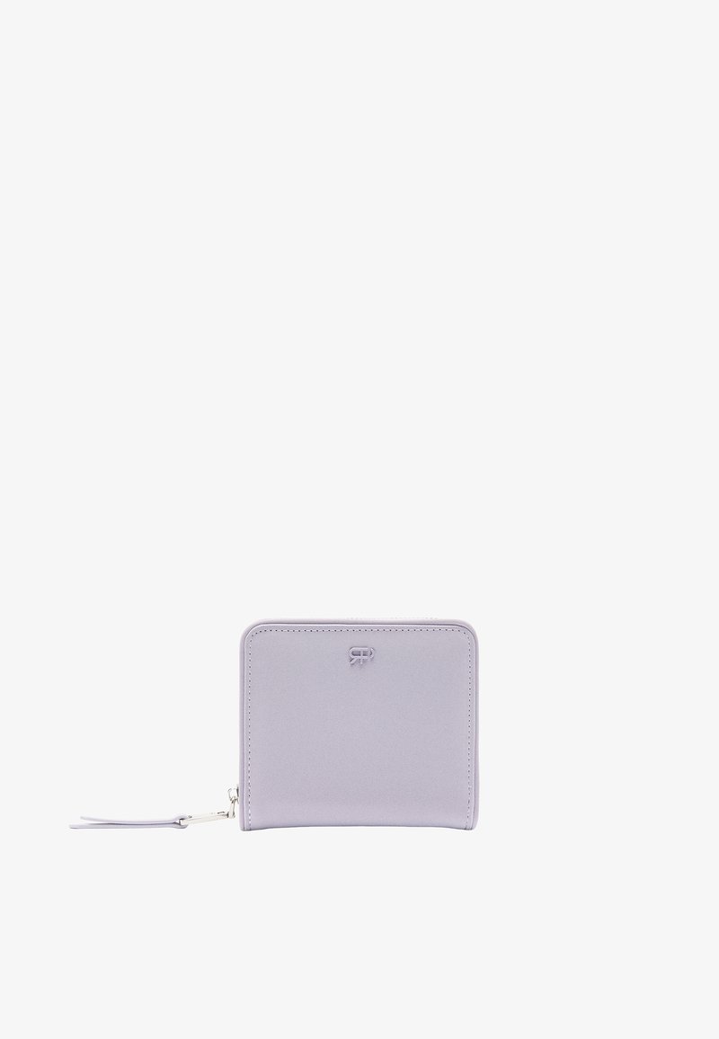 Kompaktowy portfel w odcieniu lawendy, wykonany z gładkiej skóry, z zamknięciem na zamek błyskawiczny, subtelnym tłoczonym logo oraz paskiem na nadgarstek dla wygody.