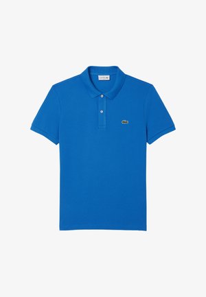 Niebieska koszulka polo wykonana z bawełny, z klasycznym kołnierzykiem, krótkimi rękawami i małym zielonym logo krokodyla na lewej piersi.