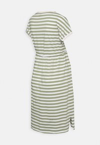 Vestido listrado com riscas horizontais verdes e brancas, mangas curtas, cintura elástica, fendas laterais e um acabamento em rosa contrastante na gola.